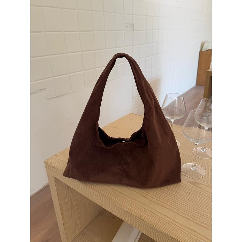 Literary and retro suede tote bag, autumn and winter new large-capacity commuting lazy wind single shoulder armpit bag коричневий
Literary and retro suede tote bag, autumn and winter new large-capacity commuting lazy wind single shoulder armpit bag коричневий