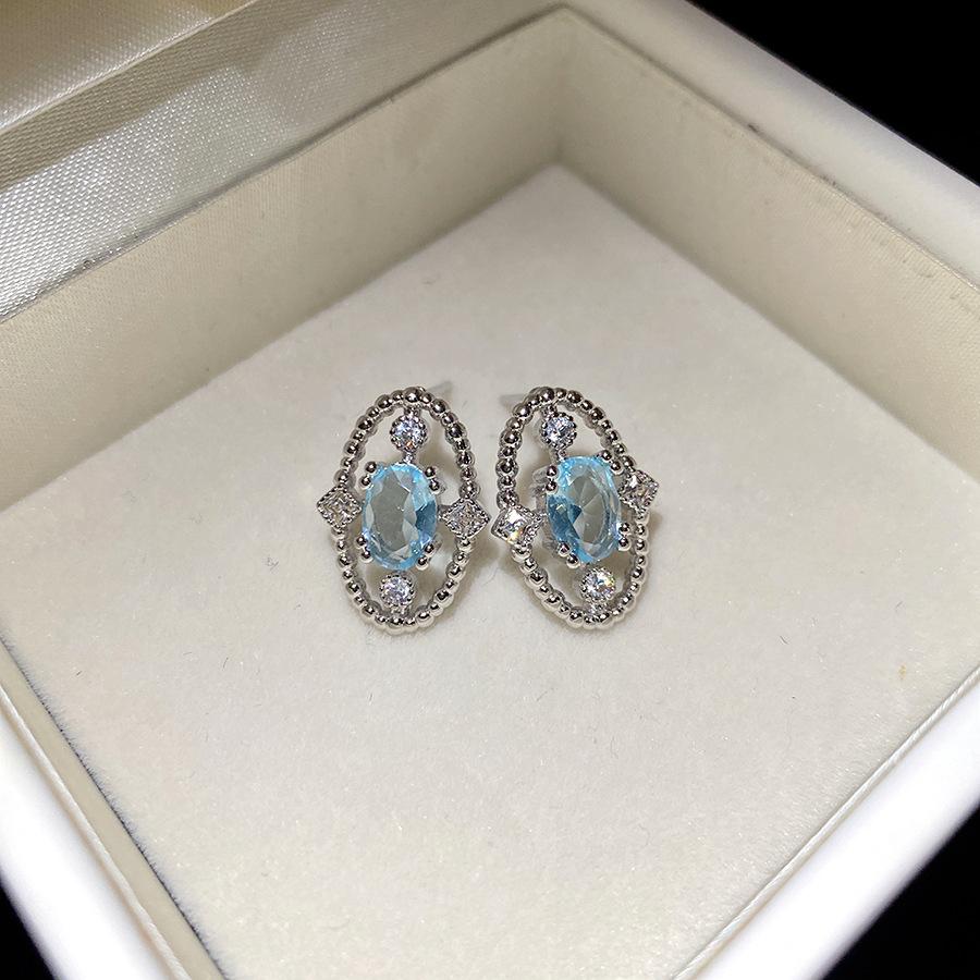 Silver needle zircon oval hollow stud earrings women s cold wind exquisite versatile earrings niche light luxury high-end earrings
Silver needle zircon oval hollow stud earrings women s cold wind exquisite versatile earrings niche light luxury high-end earrings
