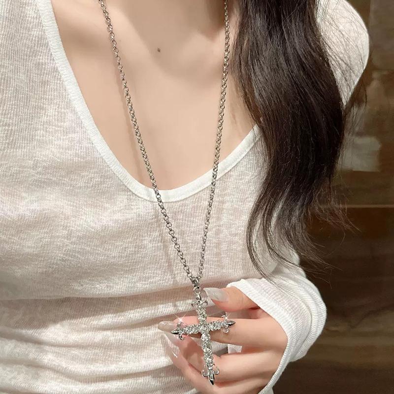Diamond Iris Cross Pendant Necklace Niche Fashion High Sense Clavicle Chain Light Luxury Temperament Versatile Jewelry
Diamond Iris Cross Pendant Necklace Niche Fashion High Sense Clavicle Chain Light Luxury Temperament Versatile Jewelry
