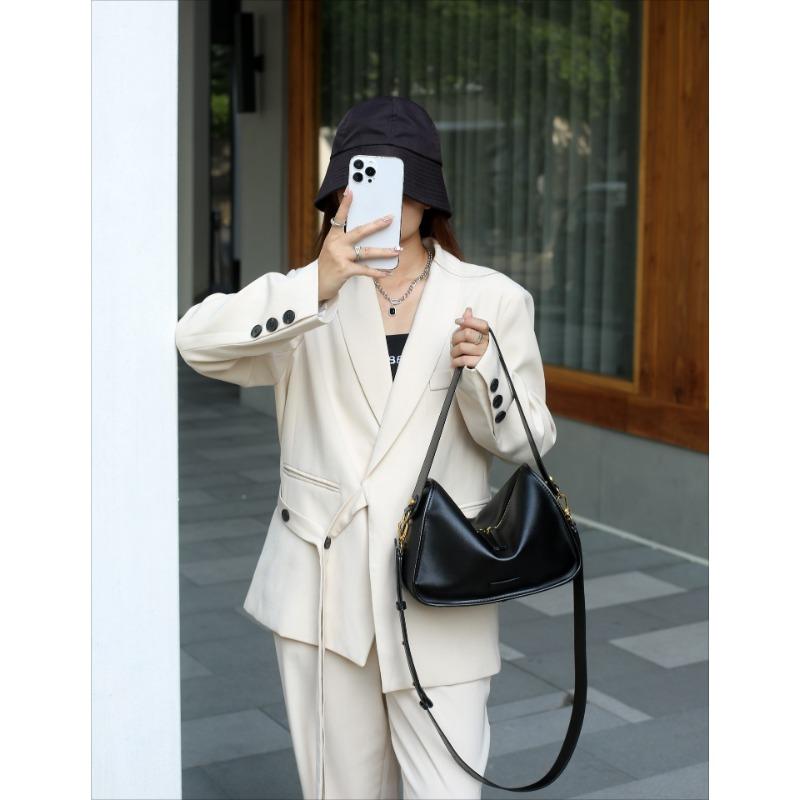 Новая трендовая кожаная сумка Ретро мода Универсальная маленькая квадратная сумка Воловья кожа Сумка через плечо на одно плечо Большая вместимость Женская
Новая трендовая кожаная сумка Ретро мода Универсальная маленькая квадратная сумка Воловья кожа Сумка через плечо на одно плечо Большая вместимость Женская