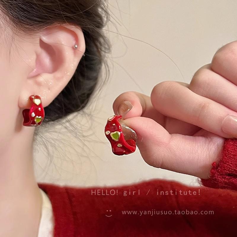 Retro red drip glaze C-type stud earrings women s niche design versatile earrings high-end temperament earrings
Retro red drip glaze C-type stud earrings women s niche design versatile earrings high-end temperament earrings