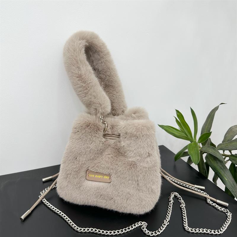 Luxury Fake Fur Ladies Bucket Bag Clutch Purse Handbags Soft Plush Female Chain Shoulder Bags Winter Furry Small Messenger Bag
Luxury Fake Fur Ladies Bucket Bag Clutch Purse Handbags Soft Plush Female Chain Shoulder Bags Winter Furry Small Messenger Bag