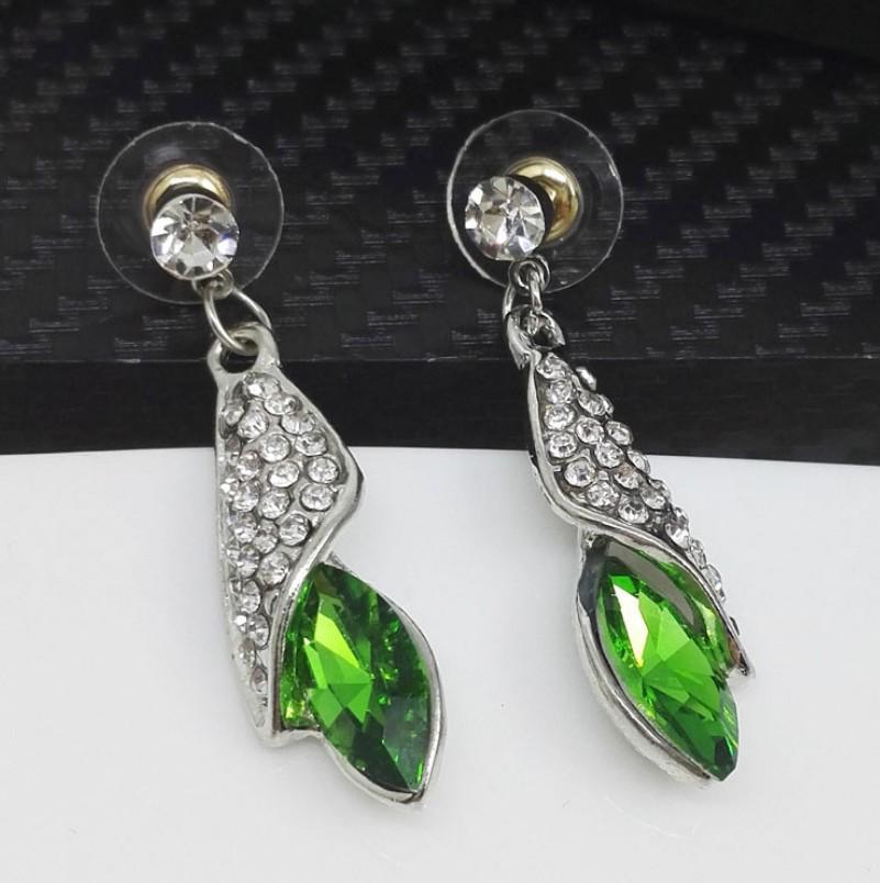 Европейские и американские вечерние серьги с бриллиантами в форме капли воды - 4 цвета.
Европейские и американские вечерние серьги с бриллиантами в форме капли воды - 4 цвета.