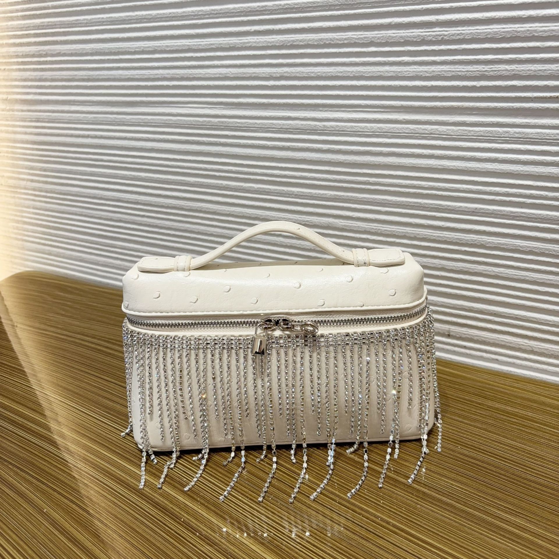 Lizard Pattern Handheld Tassel Lunch Box Bag Same Style Box Bag Fashionable Handheld One Shoulder Cross Shoulder
Lizard Pattern Handheld Tassel Lunch Box Bag Same Style Box Bag Fashionable Handheld One Shoulder Cross Shoulder