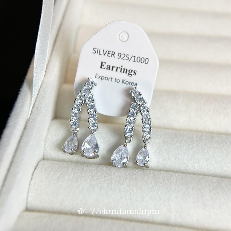 Shiny zircon water drop ear clips, no holes, high-end sense, niche temperament, stud earrings,gorgeous romantic light luxury,celebrity style earrings.
Shiny zircon water drop ear clips, no holes, high-end sense, niche temperament, stud earrings,gorgeous romantic light luxury,celebrity style earrings.