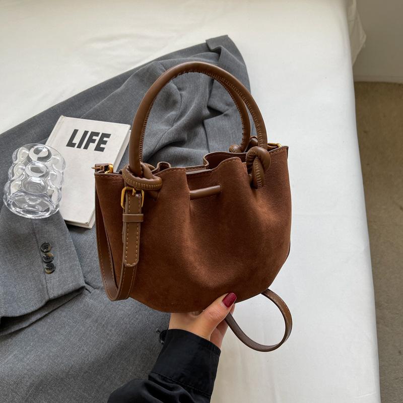 Uniquely Designed Retro Frosted Handbag for Women s New Style, Simple and High-quality, Sensory and Versatile Crossbody Bucket Bag коричневий
Uniquely Designed Retro Frosted Handbag for Women s New Style, Simple and High-quality, Sensory and Versatile Crossbody Bucket Bag коричневий