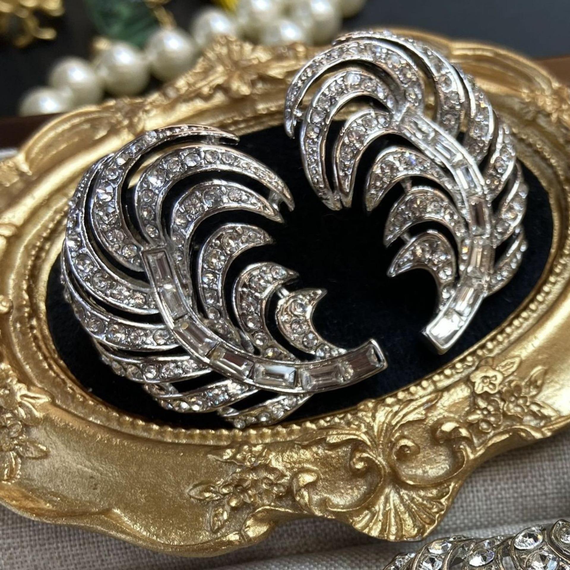 Брошь в виде пера, высококачественные женские куртки с гальваническим покрытием, полностью инкрустированные бриллиантами, мужские и женские пиджаки, пряжки для костюмов, крупный бренд Tide
Брошь в виде пера, высококачественные женские куртки с гальваническим покрытием, полностью инкрустированные бриллиантами, мужские и женские пиджаки, пряжки для костюмов, крупный бренд Tide