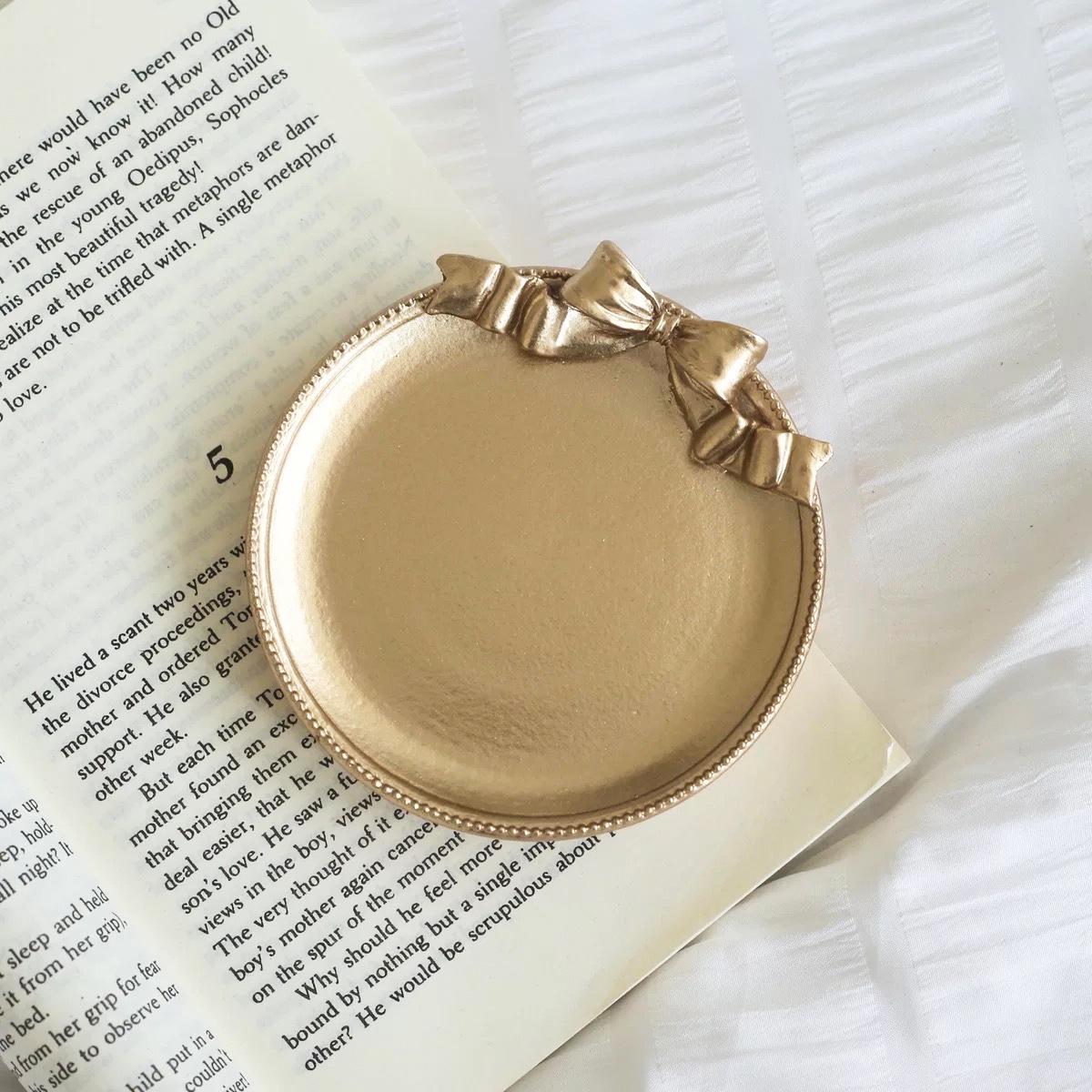 Винтажный поднос для украшений в скандинавском стиле для фотореквизита
Винтажный поднос для украшений в скандинавском стиле для фотореквизита