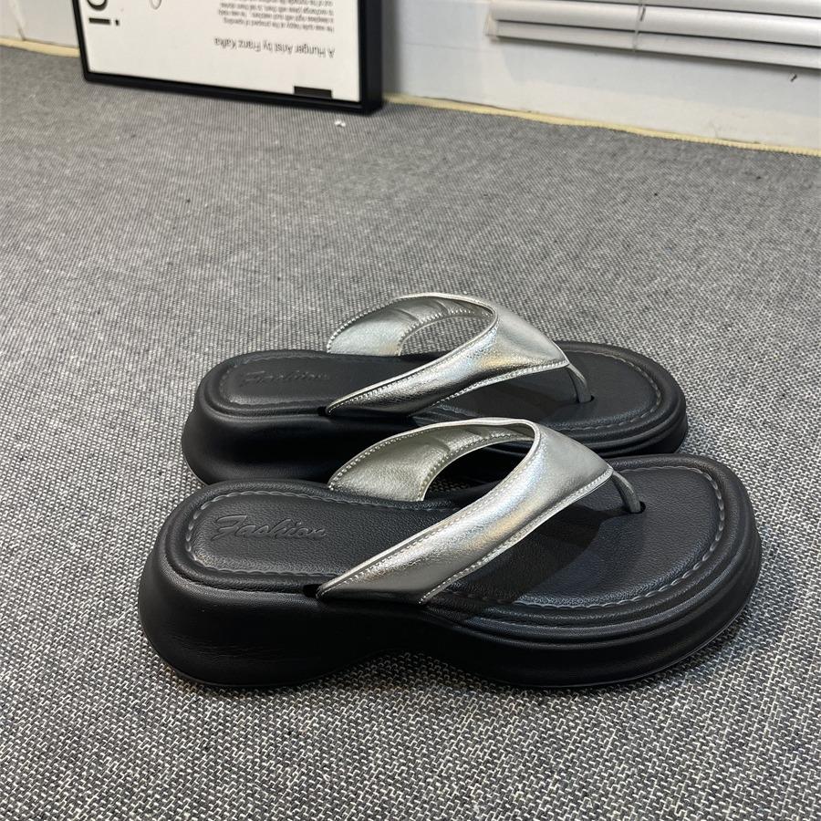 New summer flip-flops women s summer wear thick-soled casual cool slippers seaside going out 36/37
New summer flip-flops women s summer wear thick-soled casual cool slippers seaside going out 36/37