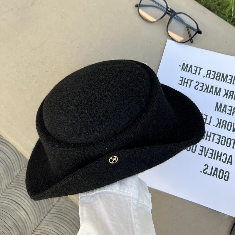 Новая мягкая и ворсистая осенне-зимняя вязаная шапка с закручивающимися краями для женщин, универсальная, модная, теплая и темпераментная, трендовая ретро шапка-рыбак M(56-58cm)