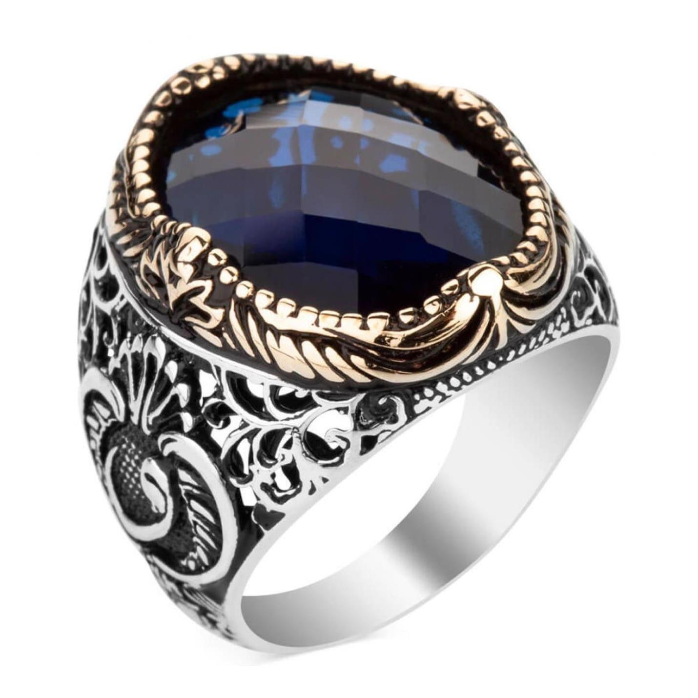 Мужское кольцо из стерлингового серебра с голубым цирконом и фигурным Vav
Мужское кольцо из стерлингового серебра с голубым цирконом и фигурным Vav