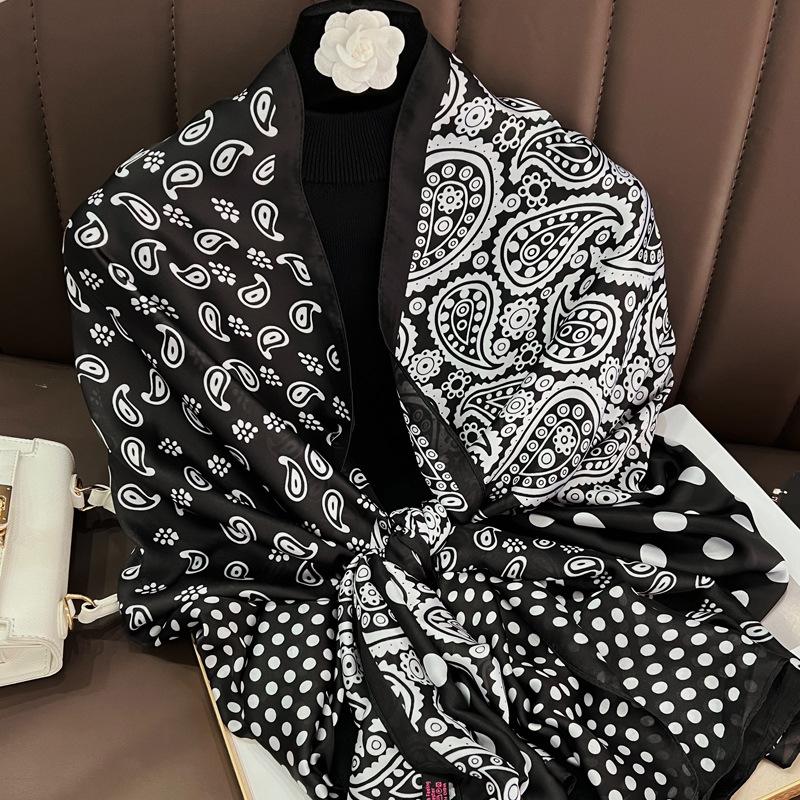 Classic vintage fashion silk scarf, black cashew polka dot, brocade long scarf, air conditioning, sunscreen, office dual-purpose shawl 180cn
Classic vintage fashion silk scarf, black cashew polka dot, brocade long scarf, air conditioning, sunscreen, office dual-purpose shawl 180cn