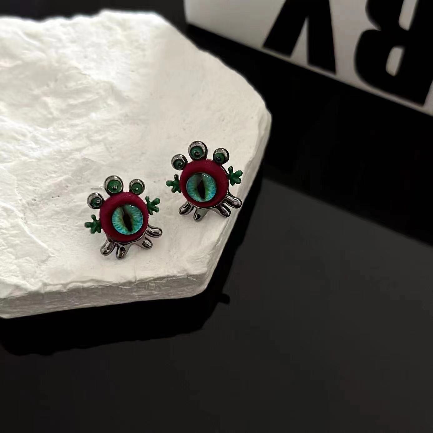 Creative Cartoon Red Green Color Contrast Little Devil Eyes Tassels Chains Piercing Stud Earrings for Women Cute Fashion Jewelry
Creative Cartoon Red Green Color Contrast Little Devil Eyes Tassels Chains Piercing Stud Earrings for Women Cute Fashion Jewelry