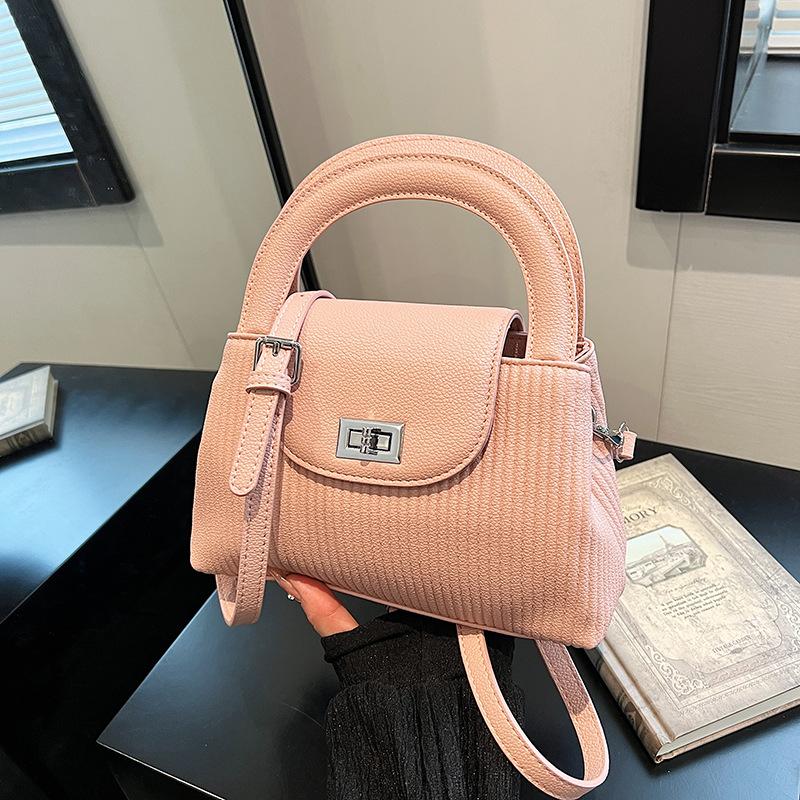 New high-end diamond chain small square bag trendy simple portable shoulder messenger bag рожевий
New high-end diamond chain small square bag trendy simple portable shoulder messenger bag рожевий