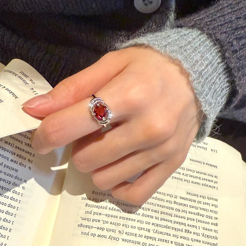 S925 Sterling Silver Adjustable Ring Natural Garnet Topaz Crystal Fashion High Sense Finger Ring Fine Jewelry for Women Adjustable opening
S925 Sterling Silver Adjustable Ring Natural Garnet Topaz Crystal Fashion High Sense Finger Ring Fine Jewelry for Women Adjustable opening