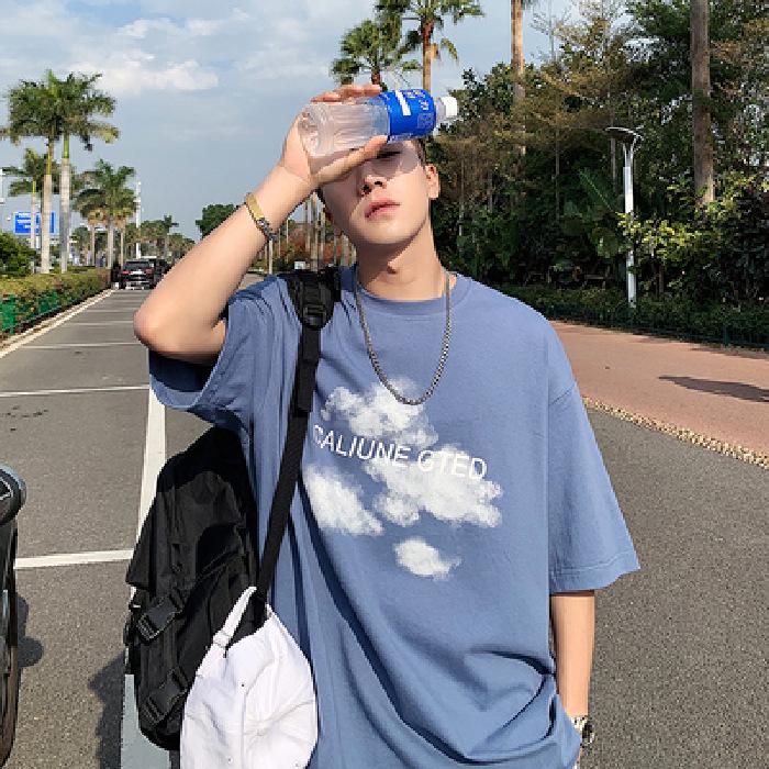 Футболка с короткими рукавами в модном летнее стиле в гонконгском стиле — унисекс, свободный крой, художественный свежий дизайн, рукава с пятью точками
Футболка с короткими рукавами в модном летнее стиле в гонконгском стиле — унисекс, свободный крой, художественный свежий дизайн, рукава с пятью точками