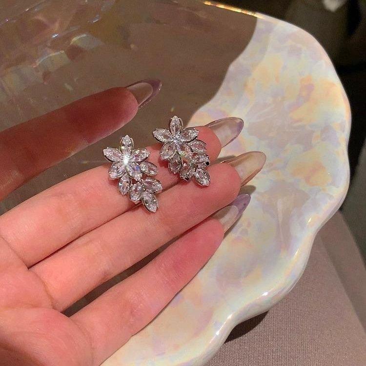 Super flash zircon flower silver needle earrings women s new trendy temperament niche light luxury high-end earrings earrings
Super flash zircon flower silver needle earrings women s new trendy temperament niche light luxury high-end earrings earrings