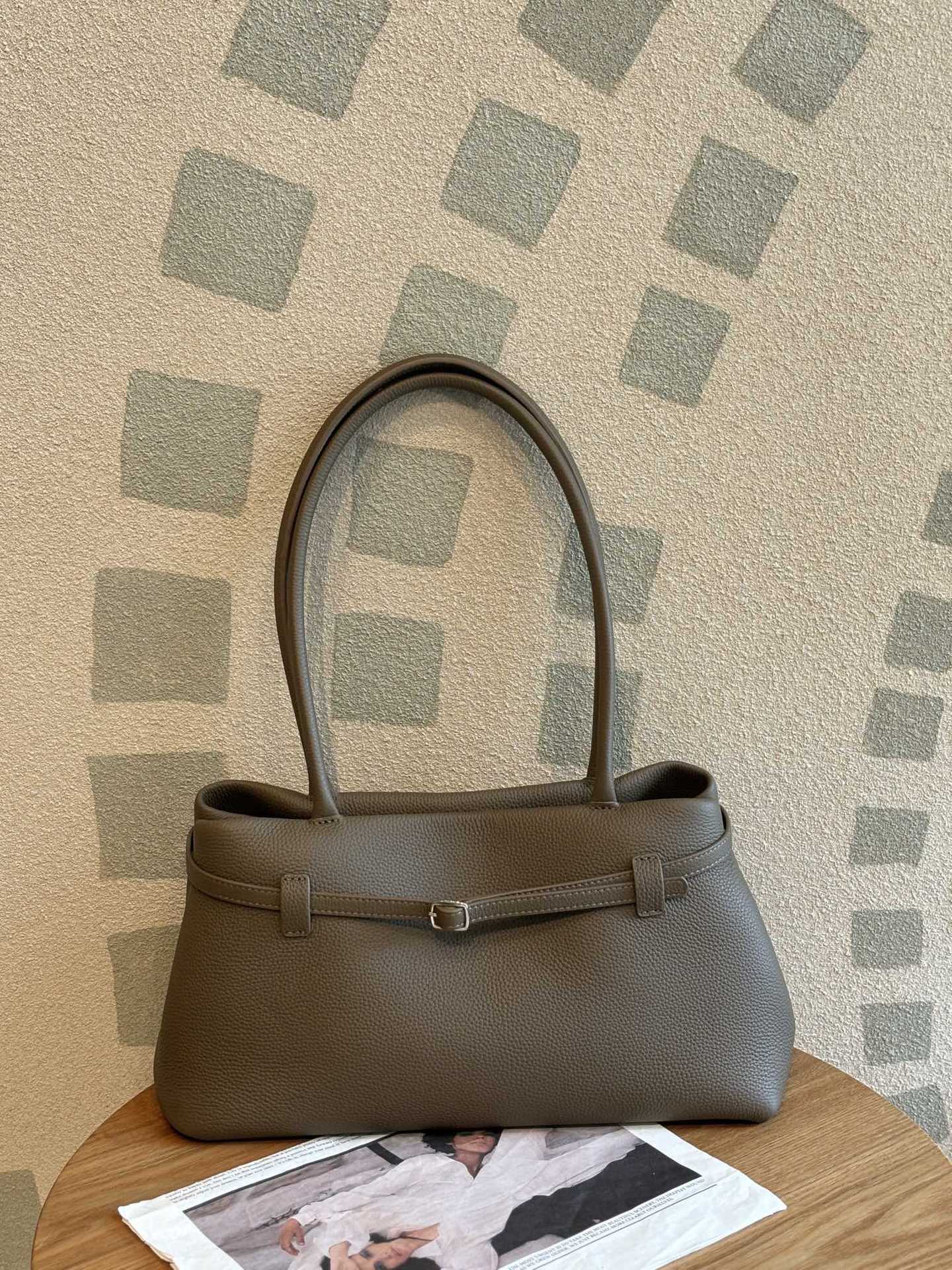 First layer cowhide premium belt tote bag niche design leather handbag versatile commuter shoulder armpit bag 35*17*20cm
First layer cowhide premium belt tote bag niche design leather handbag versatile commuter shoulder armpit bag 35*17*20cm