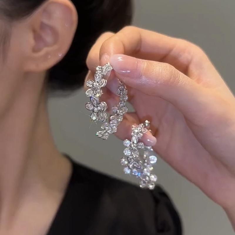 Zircon flower front and rear two-wear earrings, fashionable and exquisite earrings, light luxury and high-end versatile earrings.
Zircon flower front and rear two-wear earrings, fashionable and exquisite earrings, light luxury and high-end versatile earrings.