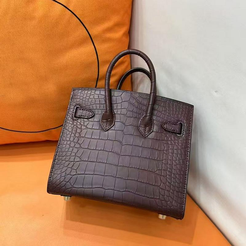 2026 New Genuine Leather Women s Bag Foggy Crocodile Skin Wax Thread Platinum Handheld Manufacturer Cross Border 20CM without shoulder straps
2026 New Genuine Leather Women s Bag Foggy Crocodile Skin Wax Thread Platinum Handheld Manufacturer Cross Border 20CM without shoulder straps