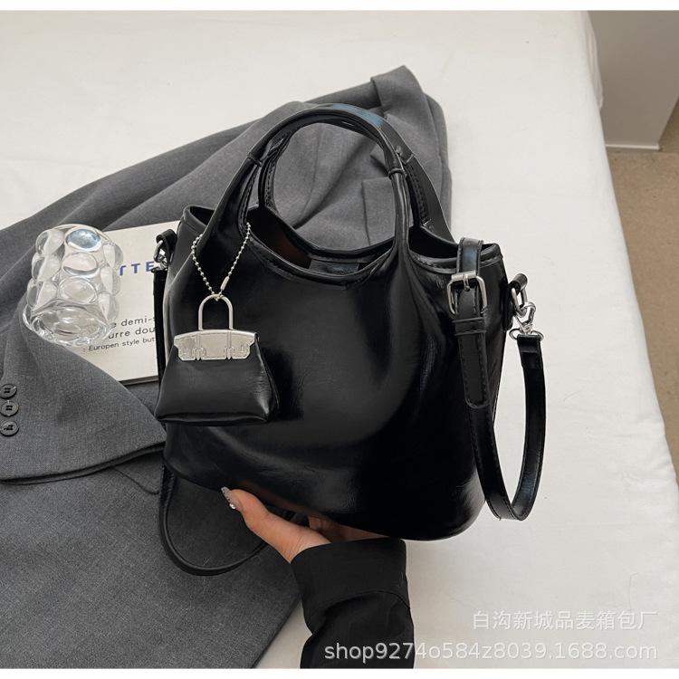 Versatile handbag women s bag 2025 new autumn and winter retro messenger bag fashion child and mother bag bucket bag
Versatile handbag women s bag 2025 new autumn and winter retro messenger bag fashion child and mother bag bucket bag