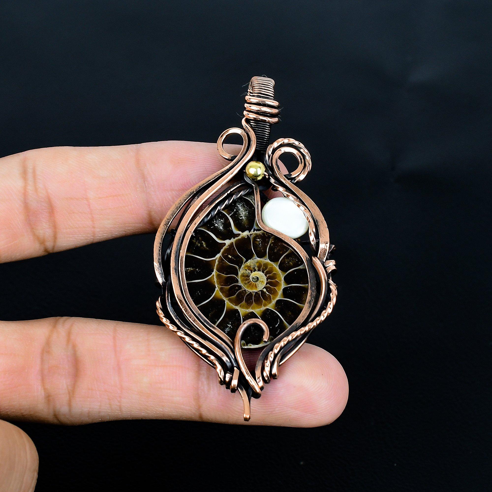 Подвеска с окаменелостью аммонита, обернутая медной проволокой 999 пробы, подвеска из драгоценного камня ручной работы на День памяти
Подвеска с окаменелостью аммонита, обернутая медной проволокой 999 пробы, подвеска из драгоценного камня ручной работы на День памяти