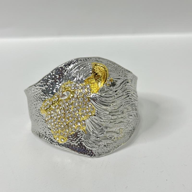 Niche original design metal rhinestone male lion style atmospheric exaggerated bracelet fashion trend women open bracelet срібний
Niche original design metal rhinestone male lion style atmospheric exaggerated bracelet fashion trend women open bracelet срібний