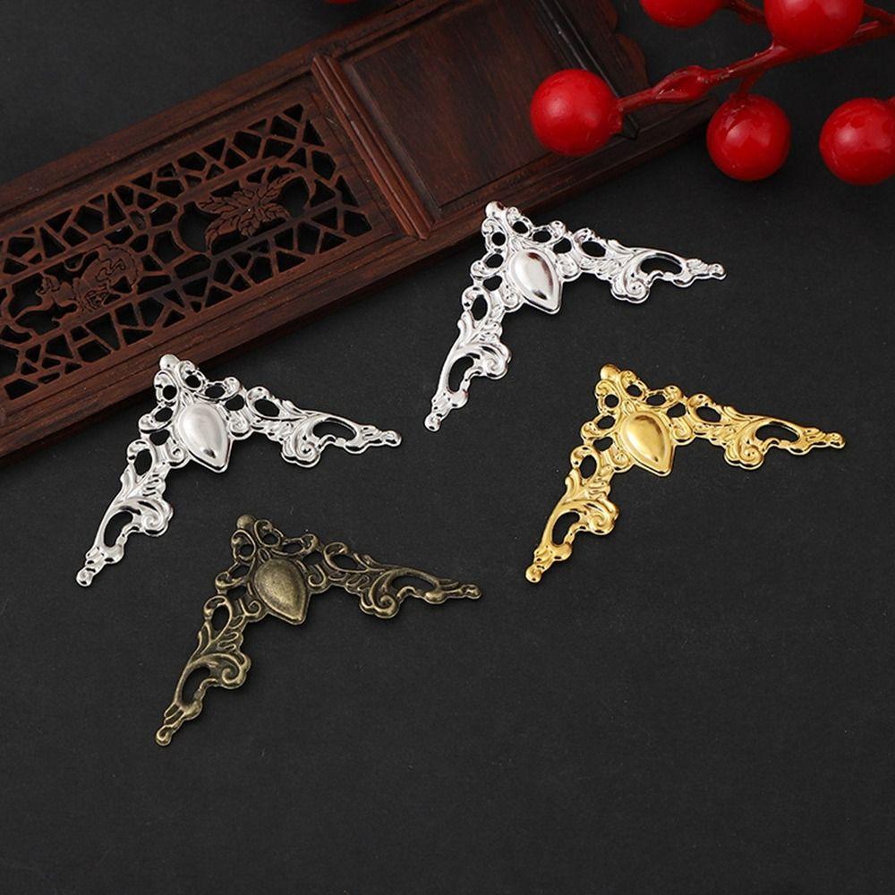 Carved DIY Scrapbook Golden Furniture Protector Corner Brackets Corner Protector Ornament срібний
Carved DIY Scrapbook Golden Furniture Protector Corner Brackets Corner Protector Ornament срібний