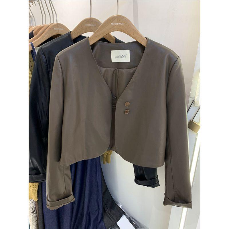 Короткая кожаная куртка с V-образным вырезом и двумя пуговицами, женская осенняя темпераментная, модная, уменьшающая возраст, маленькая куртка из искусственной кожи, верхняя часть Within S 52.5 kg зелёный