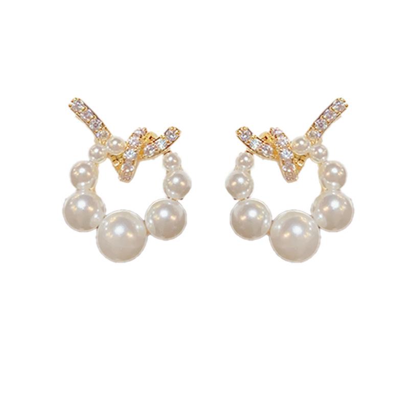 Runge Japan and Korea Sweet, small, fresh and high-end fashion, slightly set with knotted pearl stud earrings, female, silver needle model
Runge Japan and Korea Sweet, small, fresh and high-end fashion, slightly set with knotted pearl stud earrings, female, silver needle model