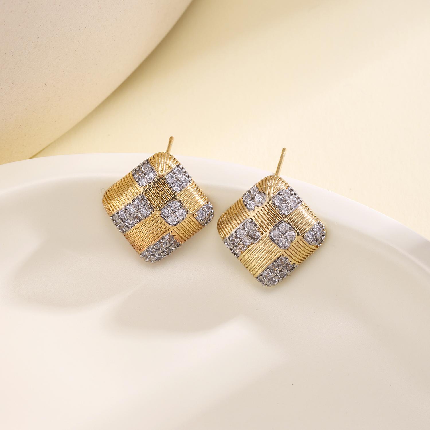 Nidin New Fashion Metal Stud Earrings For Women Two-Tone Heart Sunflower Square Teardrop Geometric Sparkling Zircon Ear Jewelry
Nidin New Fashion Metal Stud Earrings For Women Two-Tone Heart Sunflower Square Teardrop Geometric Sparkling Zircon Ear Jewelry