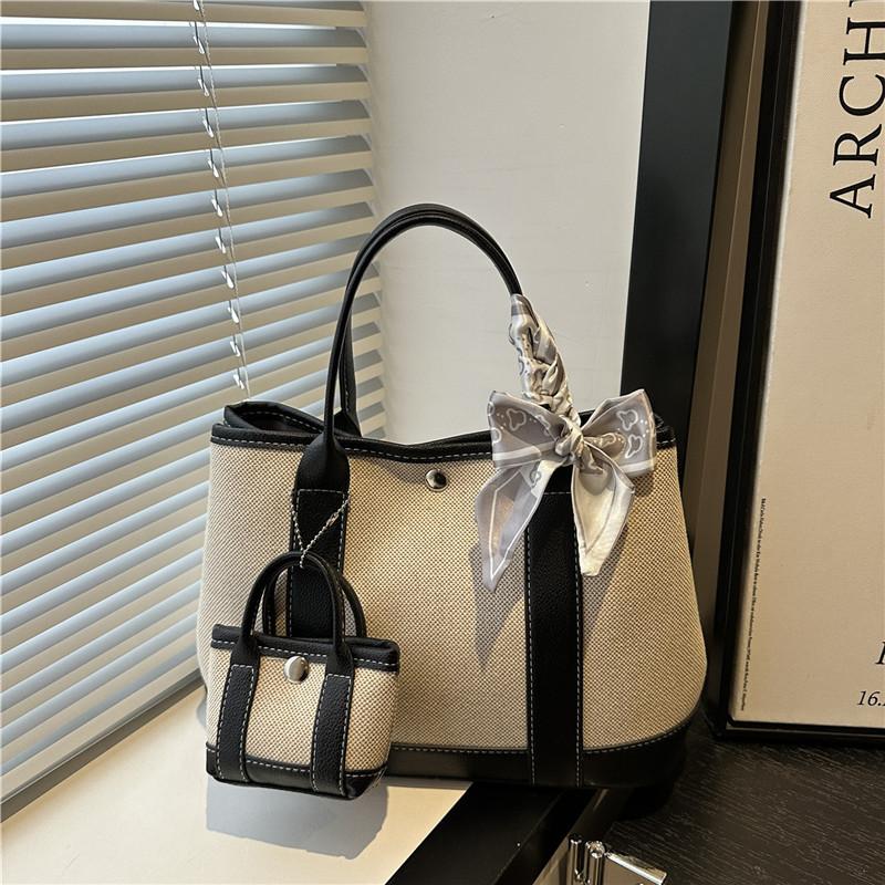 Autumn new fashion canvas splicing niche high-end handbag large-capacity contrasting color single shoulder messenger tote bag чорний
Autumn new fashion canvas splicing niche high-end handbag large-capacity contrasting color single shoulder messenger tote bag чорний