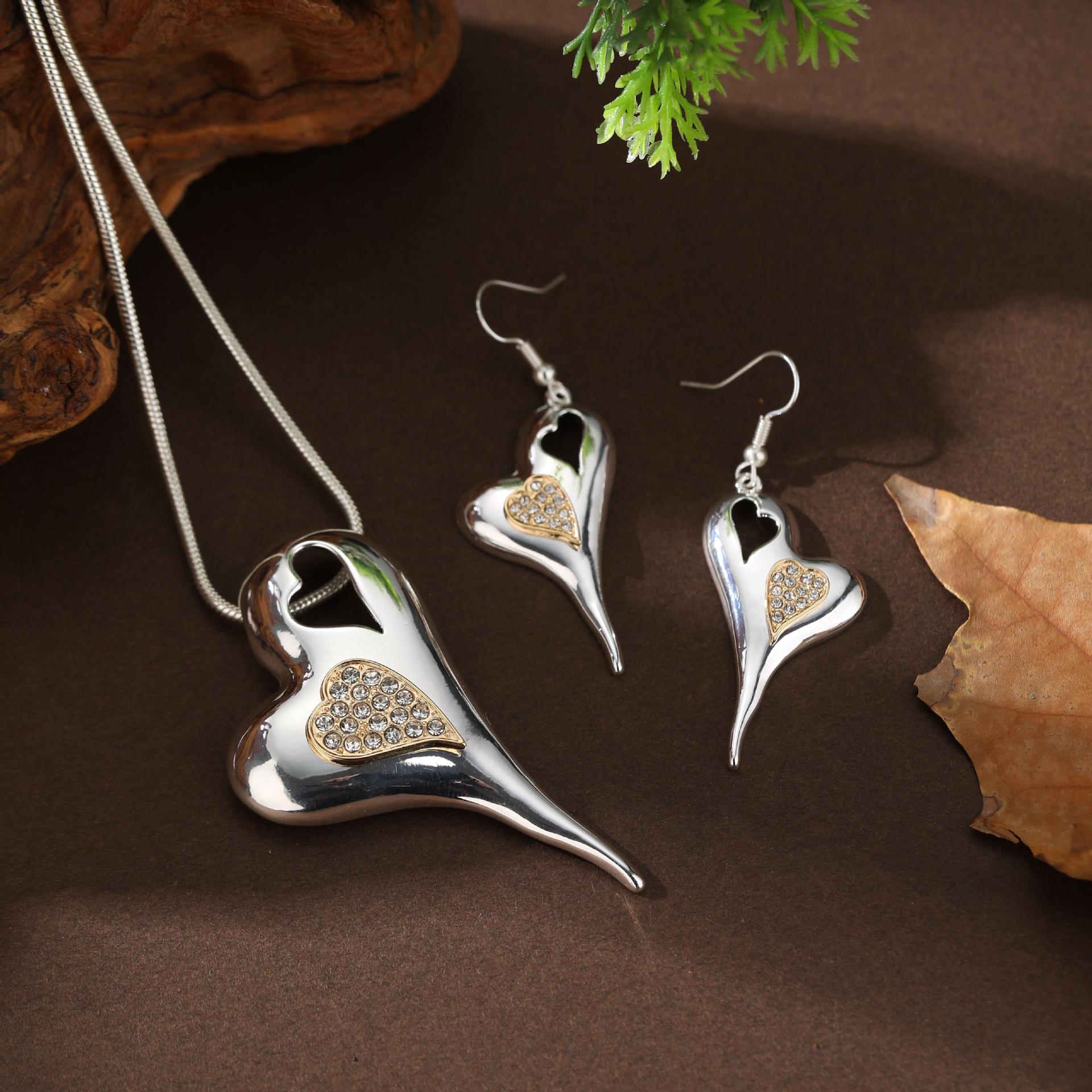 New hollow geometric diamond-encrusted love earrings necklace set, women s high-end two-color love pendant
New hollow geometric diamond-encrusted love earrings necklace set, women s high-end two-color love pendant