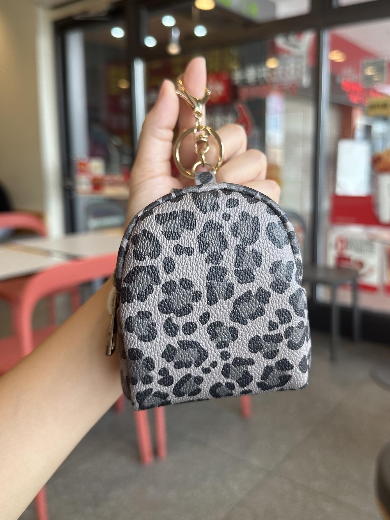 Retro Women s Coin & Earphone Purse - European & American Style, Celebrity Favorite
Retro Women s Coin & Earphone Purse - European & American Style, Celebrity Favorite