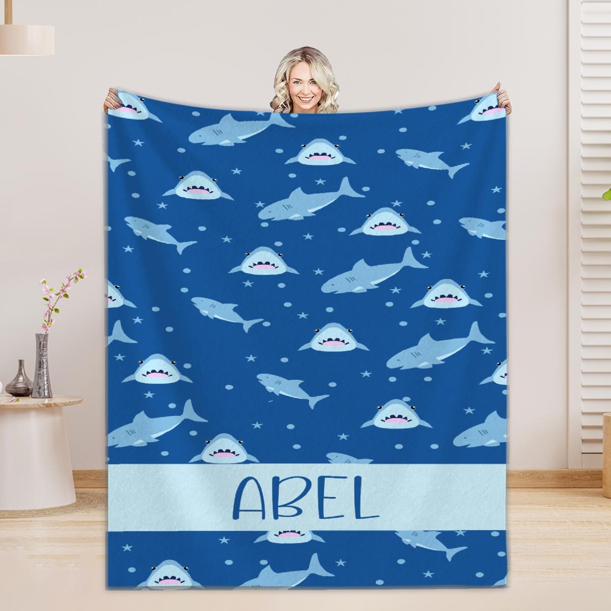 Мультяшный плед с акулой, на заказ, персонализированный фланелевый детский плед для дивана, мягкий, подарок на день рождения, одеяла на заказ для мальчиков 30x40in
Мультяшный плед с акулой, на заказ, персонализированный фланелевый детский плед для дивана, мягкий, подарок на день рождения, одеяла на заказ для мальчиков 30x40in