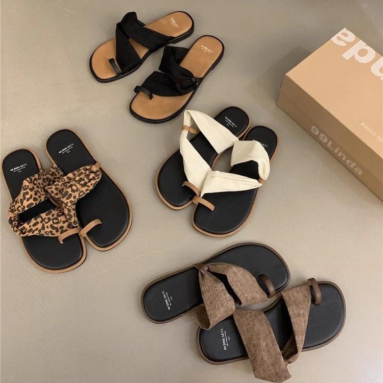 Xiaoxiangfeng women s slippers women s summer wear new Korean version of French fairy flat sandals travel seaside beach shoes 35 чёрный
Xiaoxiangfeng women s slippers women s summer wear new Korean version of French fairy flat sandals travel seaside beach shoes 35 чёрный