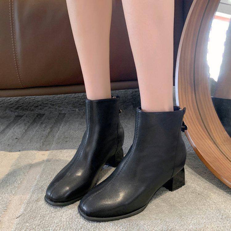 Short boots women s autumn and winter new thick heel velvet Martin boots square head white women s shoes winter high heel short boots women s 35 чорний
Short boots women s autumn and winter new thick heel velvet Martin boots square head white women s shoes winter high heel short boots women s 35 чорний
