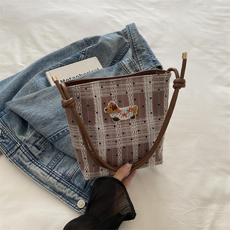 Chic Bucket Bag With Unique Stitching Design Available In Multiple Colors For Everyday Style коричневий
Chic Bucket Bag With Unique Stitching Design Available In Multiple Colors For Everyday Style коричневий