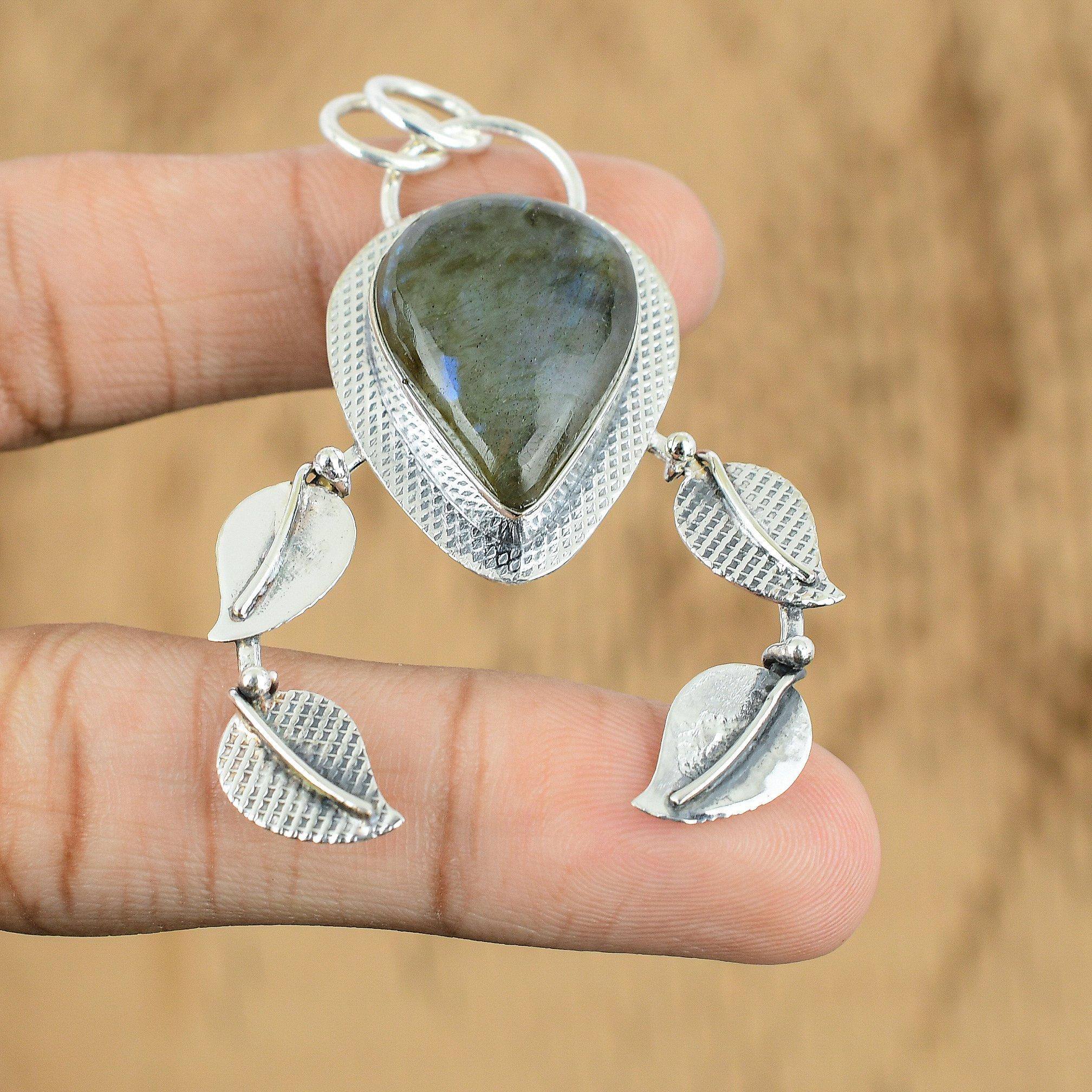 Natural Labradorite Gemstone Pendant Handmade 925 Sterling Silver Indian Jewelry
Natural Labradorite Gemstone Pendant Handmade 925 Sterling Silver Indian Jewelry