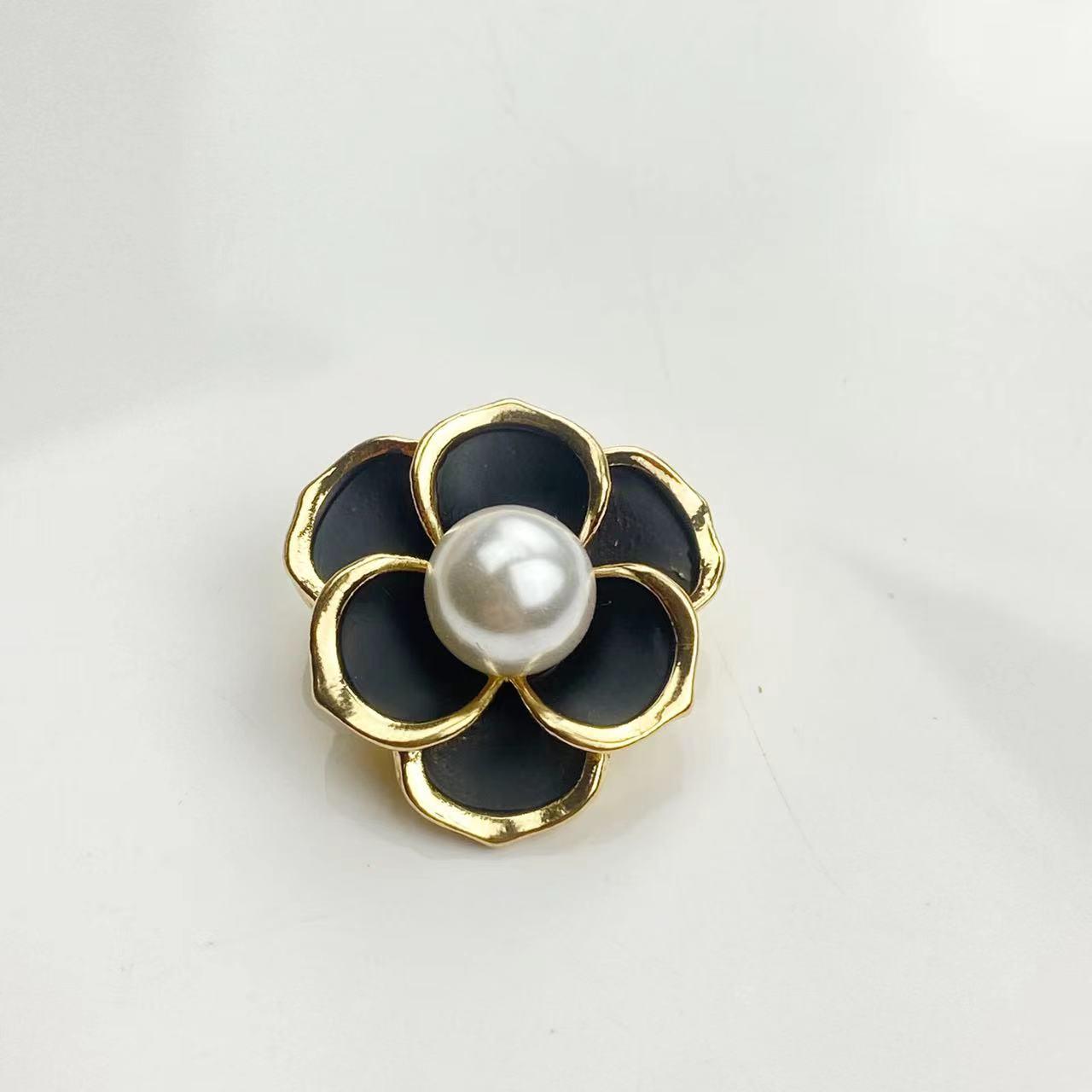 Элегантная черная брошь «Камелия» — акцент в виде красной розы для женских свитеров и костюмов