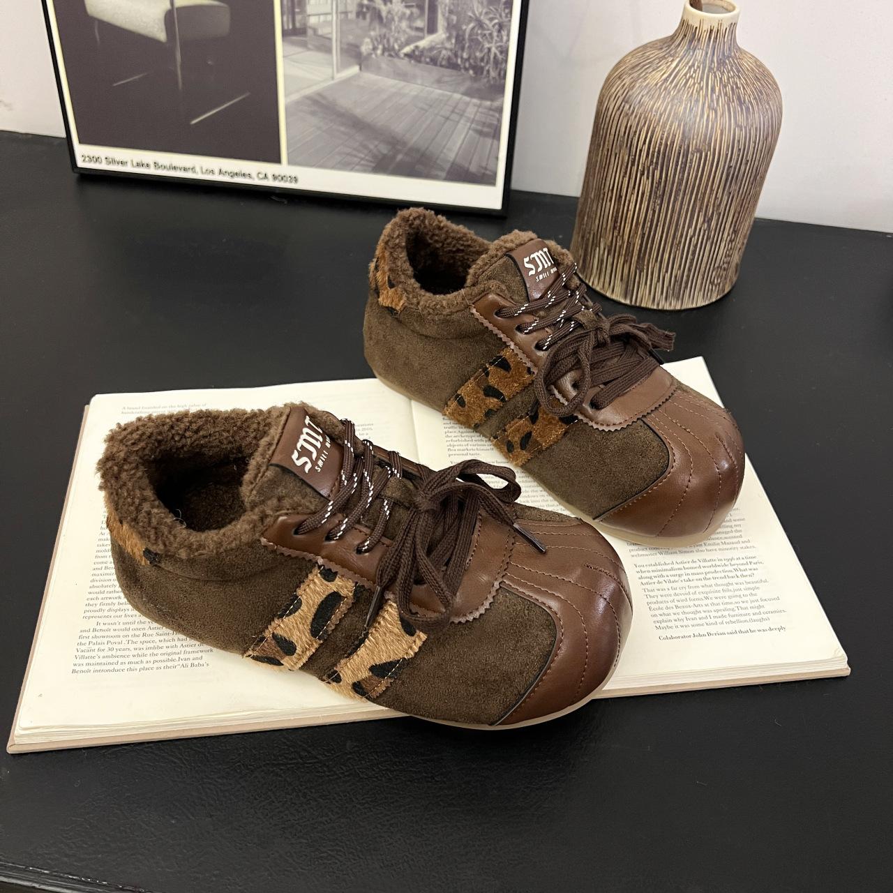 Женские зимние сапоги, новые, зимние, бархатные, с утолщенной подошвой, на платформе, хлопковые сапоги, тренд 40 коричневый
Женские зимние сапоги, новые, зимние, бархатные, с утолщенной подошвой, на платформе, хлопковые сапоги, тренд 40 коричневый