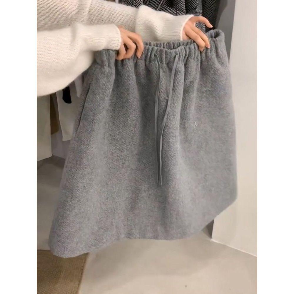 2025 Autumn/Winter Woolen High-Waisted Drawstring Skirt: Versatile Elastic, Soft, Slimming, Casual Short Style. S (30-40 kg)
2025 Autumn/Winter Woolen High-Waisted Drawstring Skirt: Versatile Elastic, Soft, Slimming, Casual Short Style. S (30-40 kg)