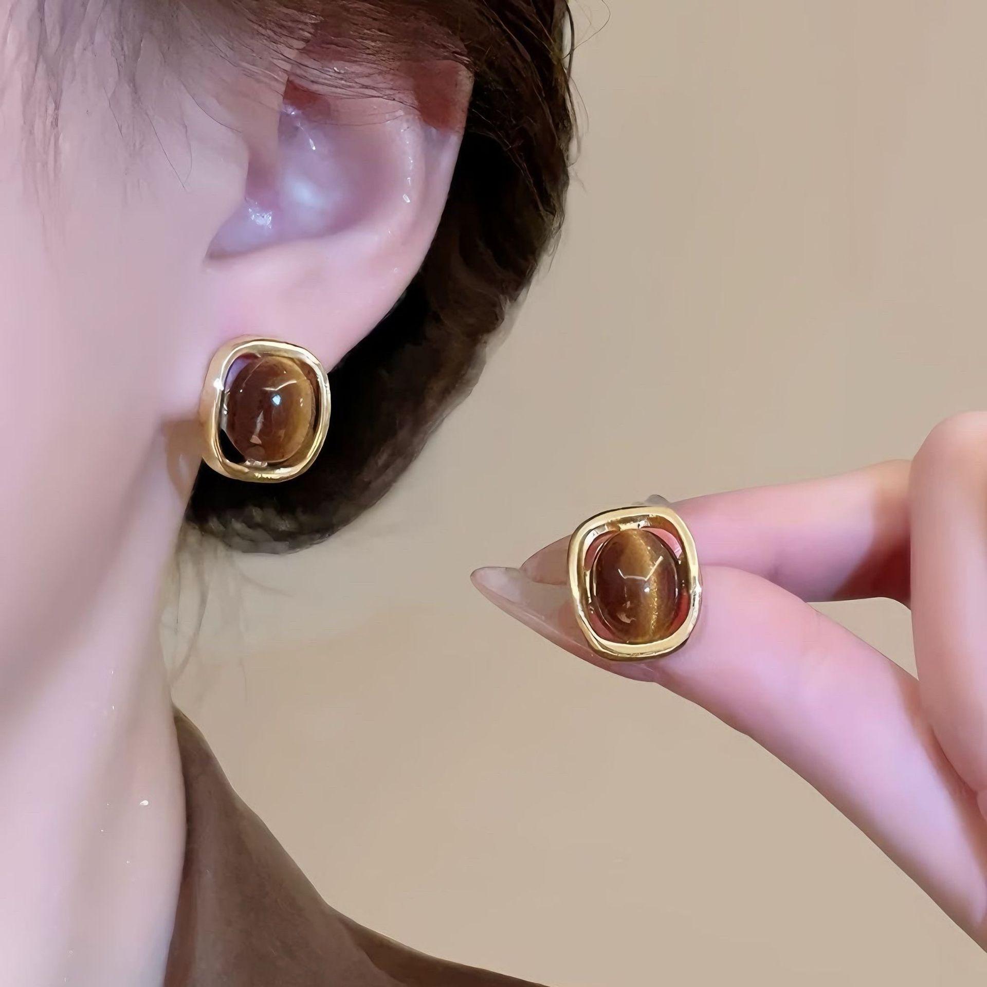 Vintage Maillard Tiger s Eye Earrings Femininity Earrings High Sense Light Luxury New Popular Earrings Winter
Vintage Maillard Tiger s Eye Earrings Femininity Earrings High Sense Light Luxury New Popular Earrings Winter