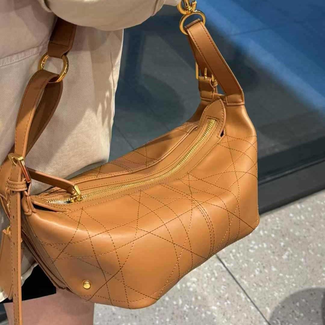Fashionable New Leather Women s Bag Large Capacity Handbag Versatile Underarm Bag Niche High-end Shoulder Bag Women s Small Square Bag 25.5x14.5x14 CM коричневый
Fashionable New Leather Women s Bag Large Capacity Handbag Versatile Underarm Bag Niche High-end Shoulder Bag Women s Small Square Bag 25.5x14.5x14 CM коричневый