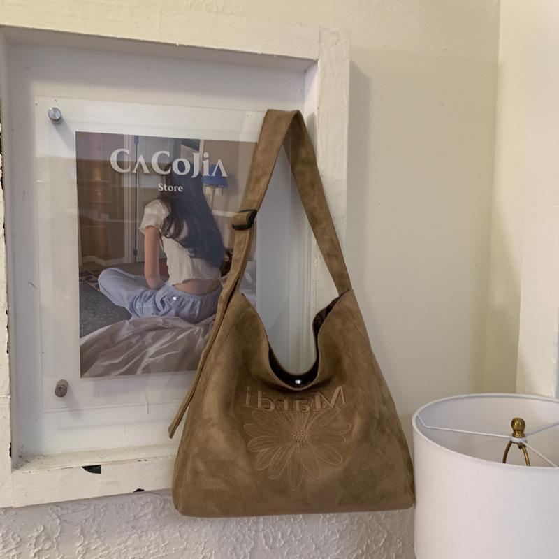 Вместительная универсальная сумка через плечо подмышку 2025 осень-зима новая модная для выхода на улицу ощущение высокого класса ручная сумка-ведро хаки
Вместительная универсальная сумка через плечо подмышку 2025 осень-зима новая модная для выхода на улицу ощущение высокого класса ручная сумка-ведро хаки