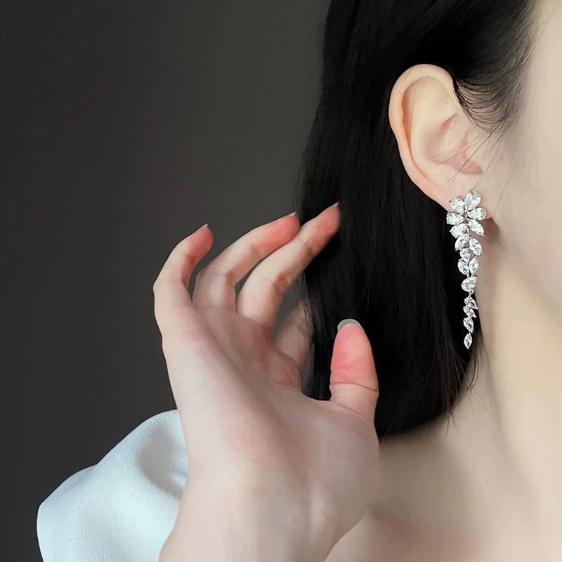 Cold wind, no ear piercings, ear clips, mosquito coil disc, copper plated with zircon studs, women s silver fringed earrings, high-end sense
Cold wind, no ear piercings, ear clips, mosquito coil disc, copper plated with zircon studs, women s silver fringed earrings, high-end sense