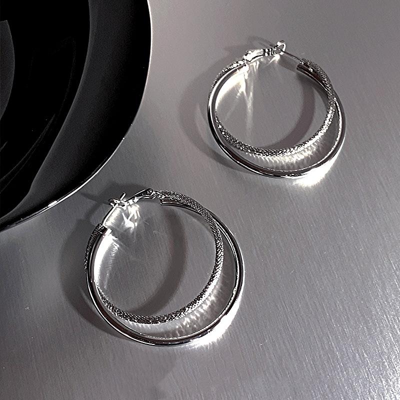 Tide Летние Серебряные Двойная Линия Большой Круг Тонкий Круг Темперамент Золото Универсальные Серьги
Tide Летние Серебряные Двойная Линия Большой Круг Тонкий Круг Темперамент Золото Универсальные Серьги