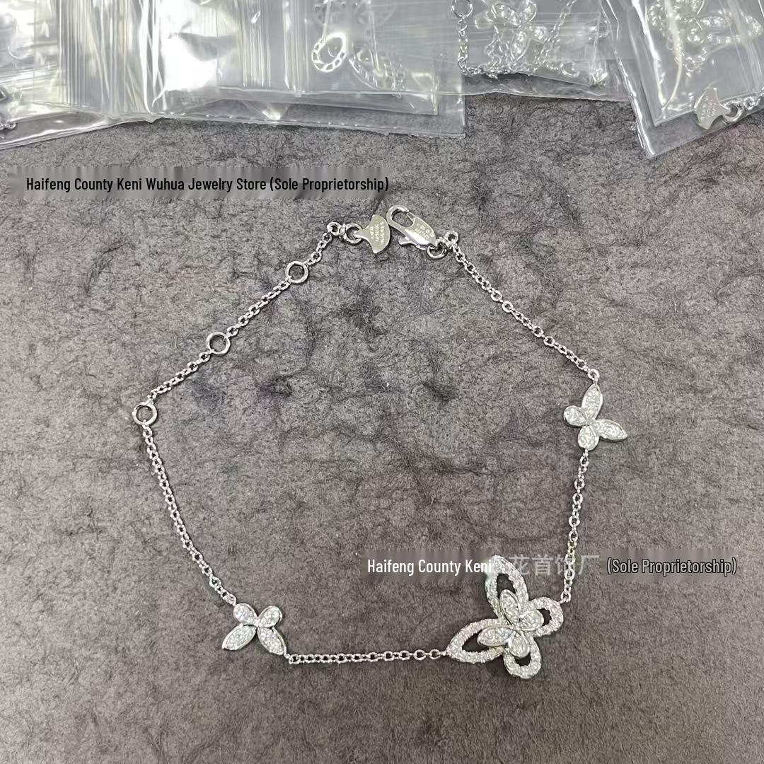 Вишукане кольє з діамантами Graf у формі метелика: Підвіска із золота 18 карат з багаторядним діамантовим краплею та намистинним дизайном.
Вишукане кольє з діамантами Graf у формі метелика: Підвіска із золота 18 карат з багаторядним діамантовим краплею та намистинним дизайном.