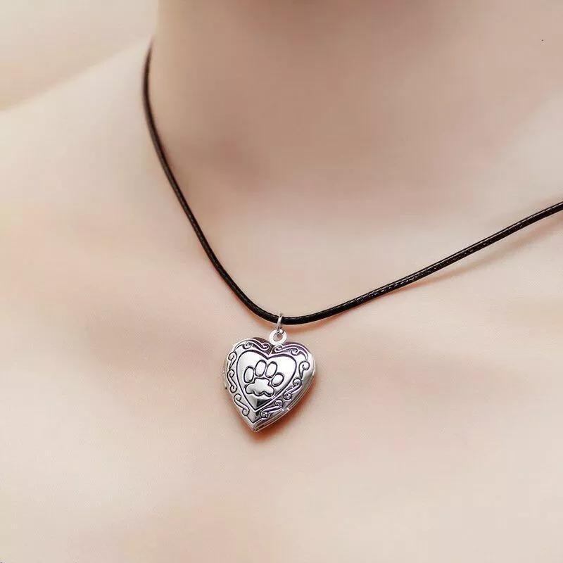 Fashion Charm Silver Color Stainless Steel Foot Embossing Heart-shaped Photo Box Pendant Necklaces for Women Men Couple Jewelry
Fashion Charm Silver Color Stainless Steel Foot Embossing Heart-shaped Photo Box Pendant Necklaces for Women Men Couple Jewelry