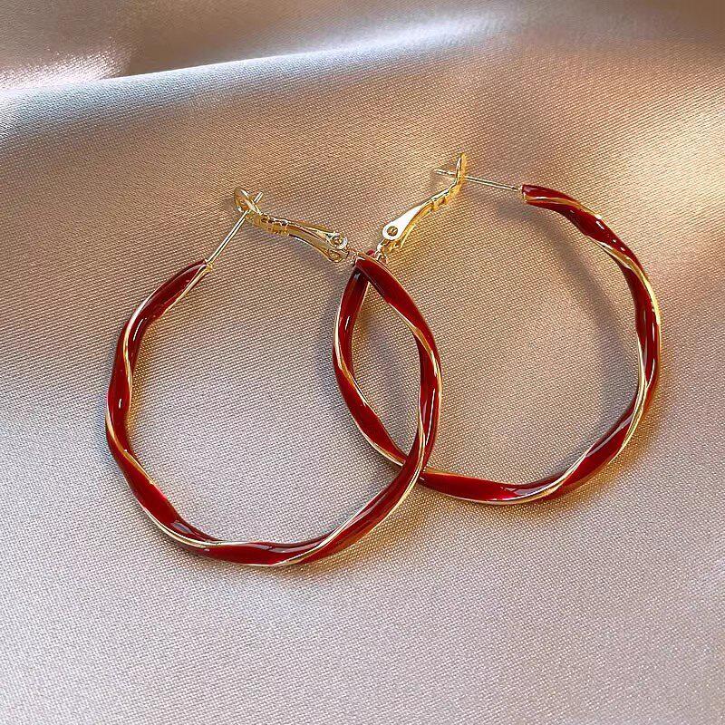 European and American Metal Oil Painting Earrings for Women s Fashion Temperament, Christmas Wreaths, Zircon, and Accessories
European and American Metal Oil Painting Earrings for Women s Fashion Temperament, Christmas Wreaths, Zircon, and Accessories